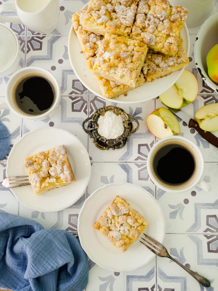 Saftiger, veganer Apfel-Streuselkuchen mit Pudding vom Blech - Dinkelliebe