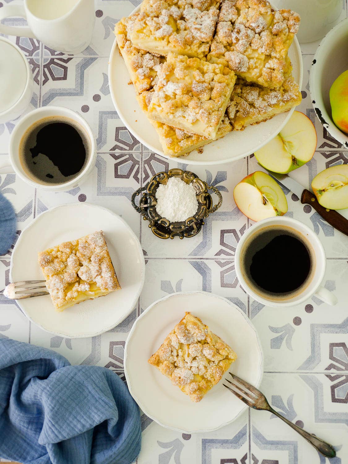 Saftiger, veganer Apfel-Streuselkuchen mit Pudding vom Blech - Dinkelliebe