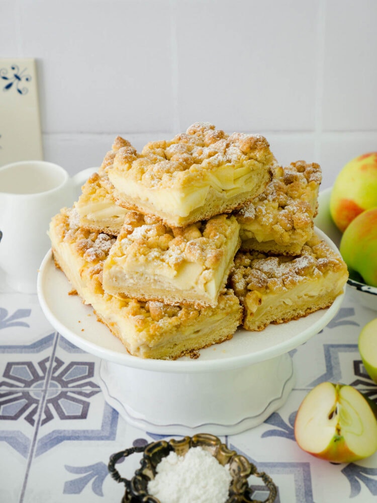 Saftiger, veganer Apfel-Streuselkuchen mit Pudding vom Blech - Dinkelliebe