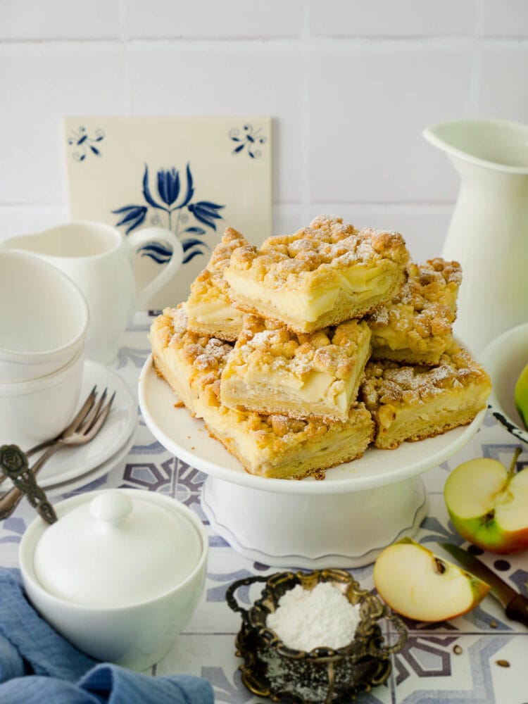 Saftiger, veganer Apfel-Streuselkuchen mit Pudding vom Blech - Dinkelliebe