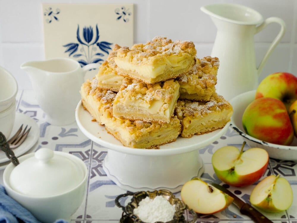 Saftiger, veganer Apfel-Streuselkuchen mit Pudding vom Blech - Dinkelliebe