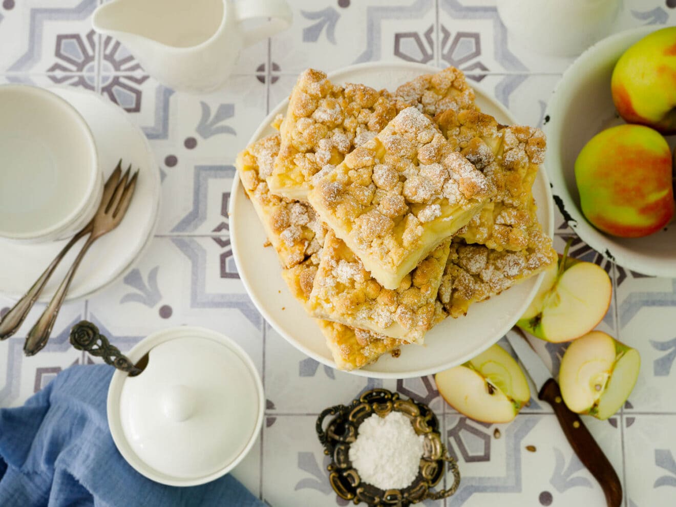 Saftiger, veganer Apfel-Streuselkuchen mit Pudding vom Blech - Dinkelliebe