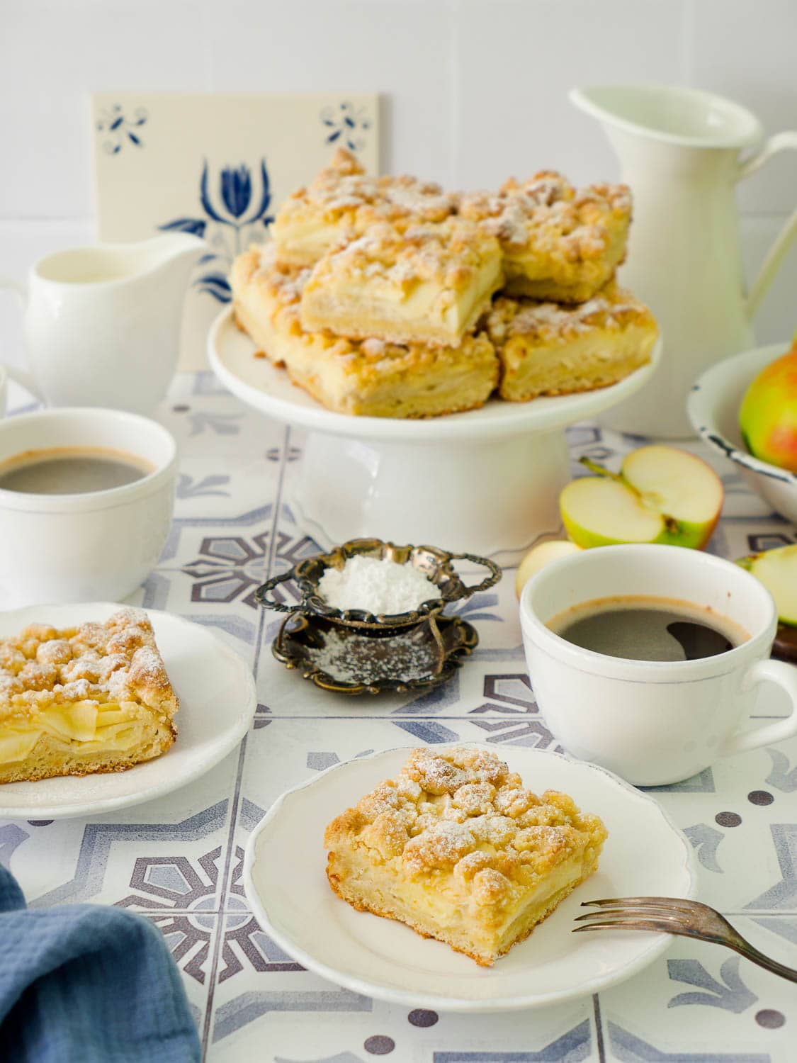 Saftiger, veganer Apfel-Streuselkuchen mit Pudding vom Blech - Dinkelliebe