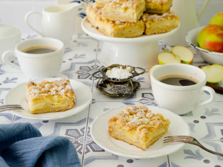 Saftiger, veganer Apfel-Streuselkuchen mit Pudding vom Blech - Dinkelliebe