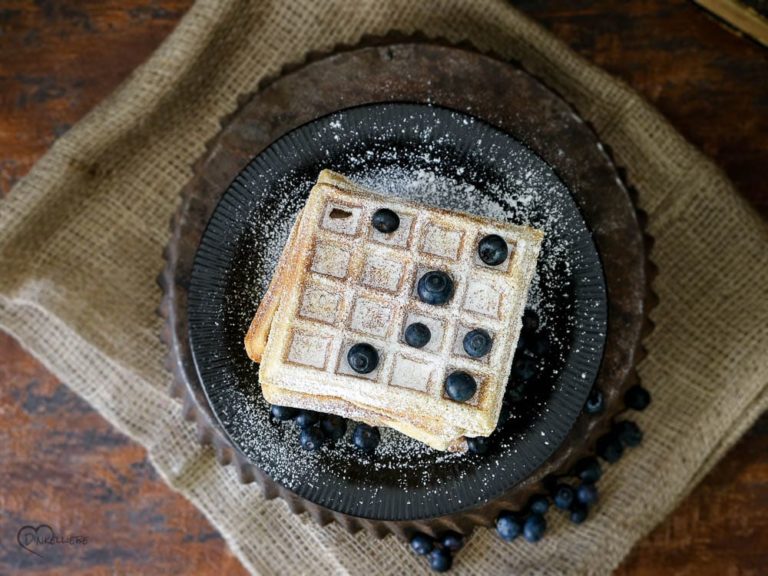 Leckere Sahne-Waffeln mit Beerensauce - Dinkelliebe