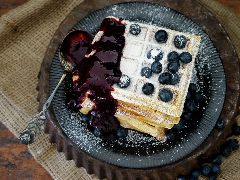 Leckere Sahne-Waffeln mit Beerensauce - Dinkelliebe