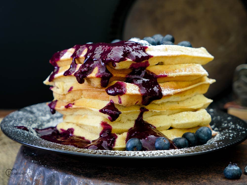 Leckere Sahne-Waffeln mit Beerensauce - Dinkelliebe