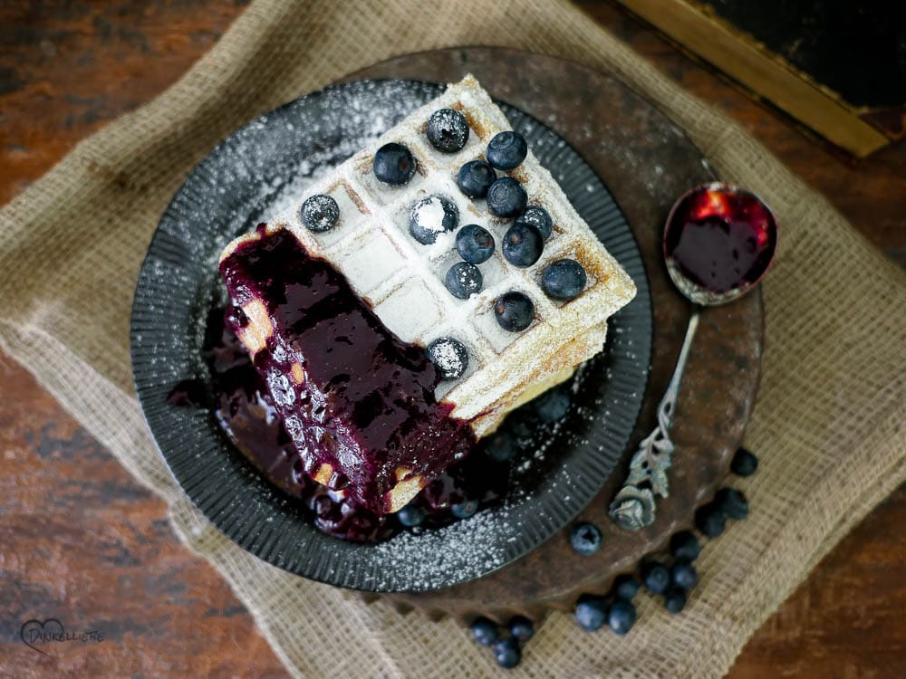 Leckere Sahne-Waffeln mit Beerensauce - Dinkelliebe