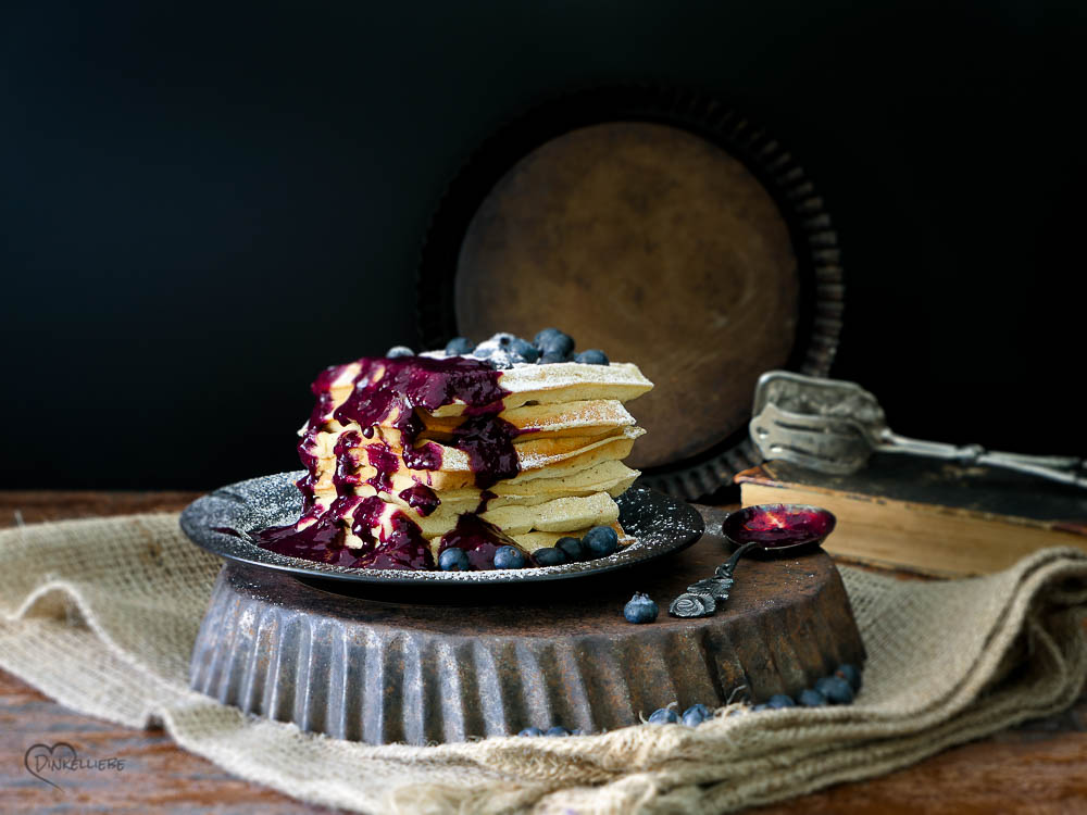 Leckere Sahne-Waffeln mit Beerensauce - Dinkelliebe