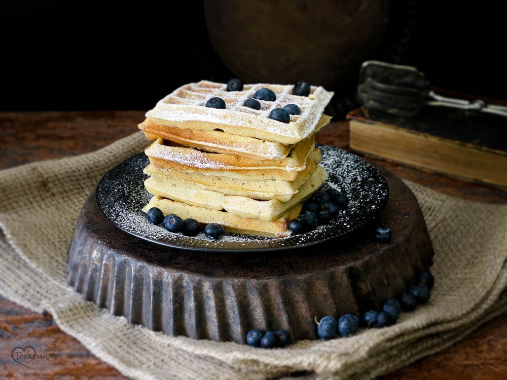 Leckere Sahne-Waffeln mit Beerensauce - Dinkelliebe