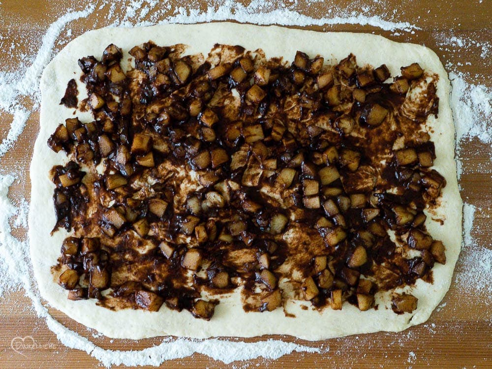 Schnelle Apfel-Zimt-Schnecken Teigbearbeitung