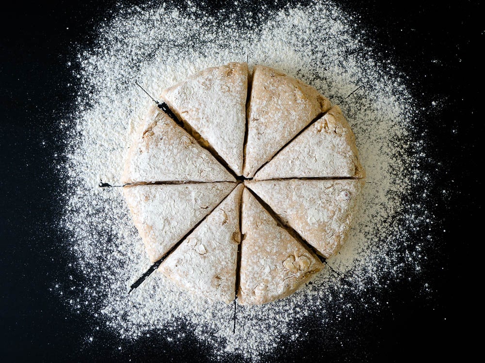Schnelle Protein Haselnuss-Hafer-Brötchen Teigbearbeitung