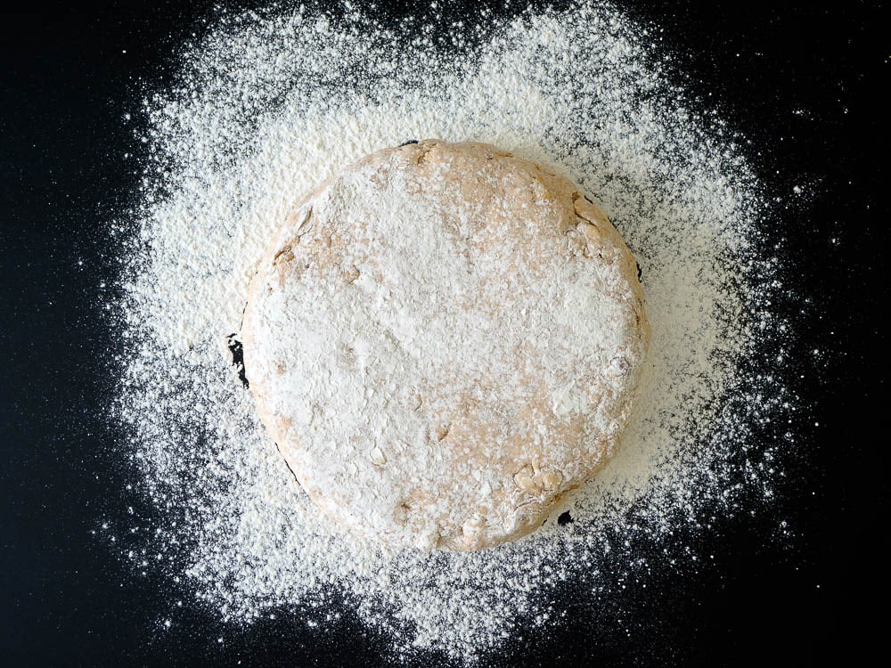 Schnelle Protein Haselnuss-Hafer-Brötchen Teigbearbeitung