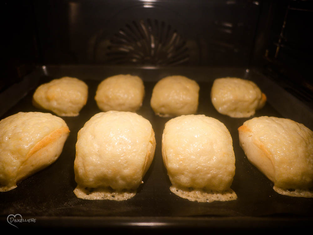 Schnelle Protein-Käsebrötchen Teigbearbeitung