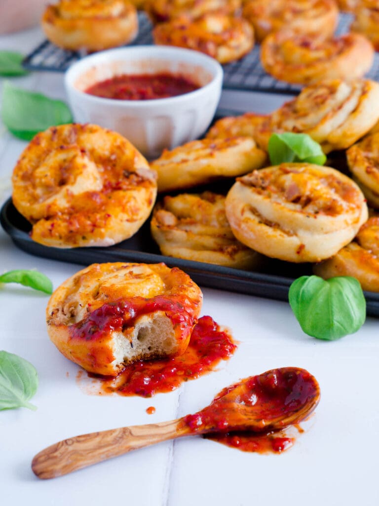 Schnelle Protein Thunfisch-Pizzaschnecken - Dinkelliebe Schnelle Protein Thunfisch-Pizzaschnecken - Dinkelliebe