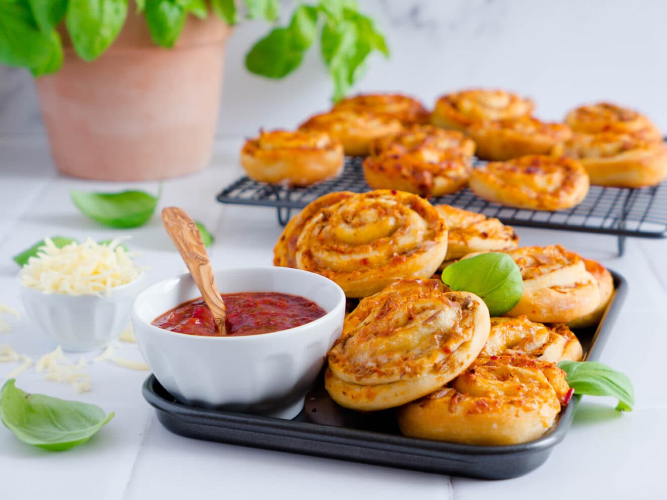 Schnelle Protein Thunfisch-Pizzaschnecken - Dinkelliebe Schnelle Protein Thunfisch-Pizzaschnecken - Dinkelliebe