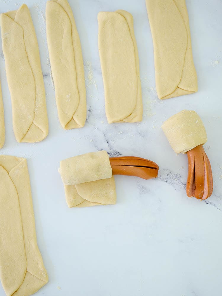 Schnelle Sausage Buns im Tintenfischlook Teigbearbeitung