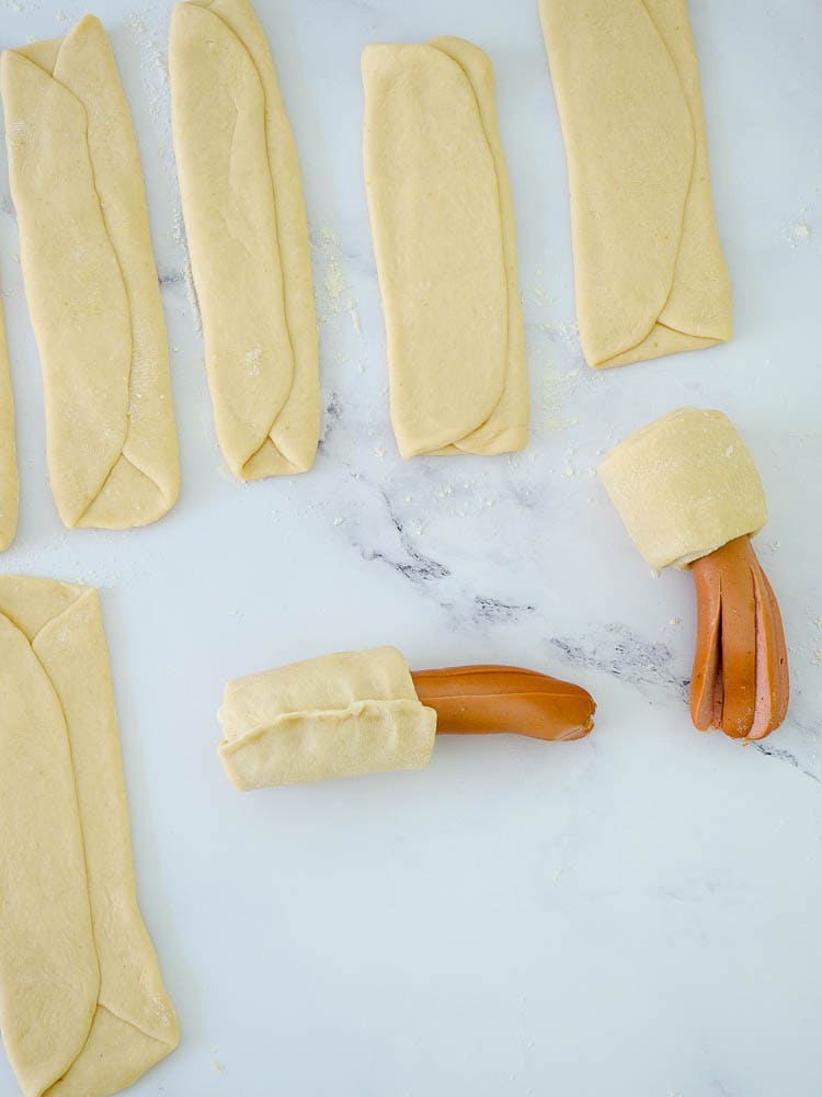 Schnelle Sausage Buns im Tintenfischlook Teigbearbeitung
