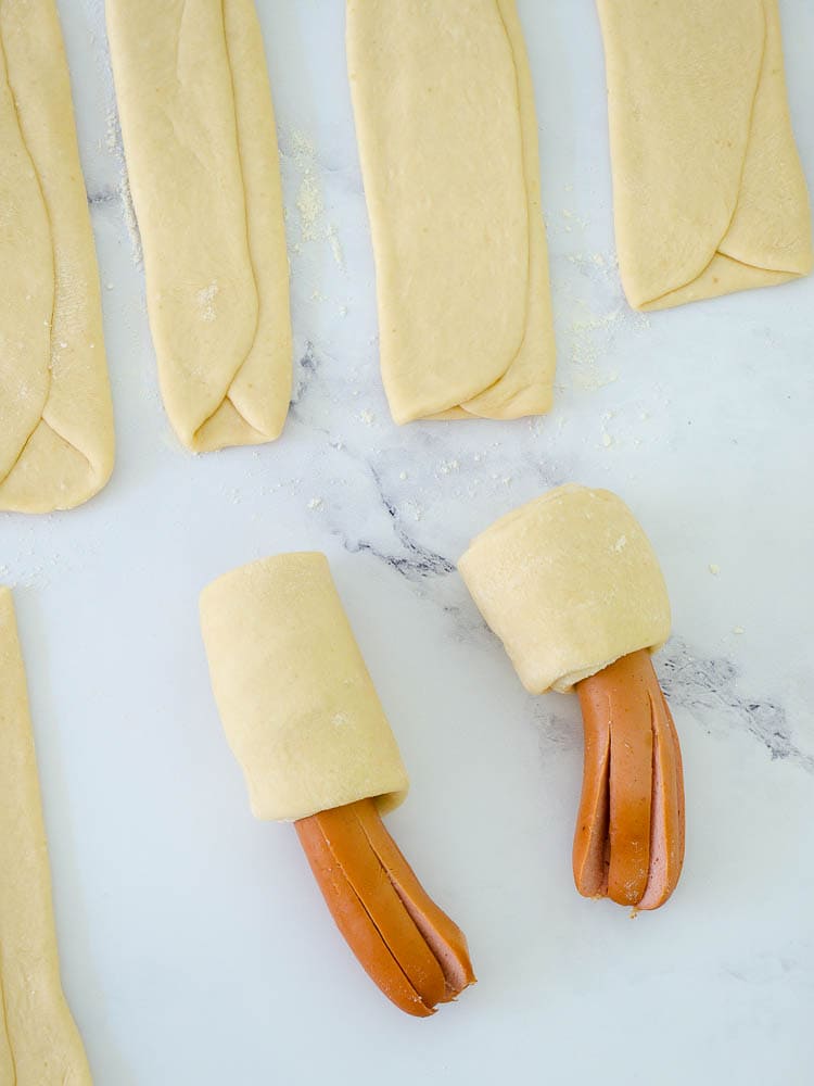 Schnelle Sausage Buns im Tintenfischlook Teigbearbeitung