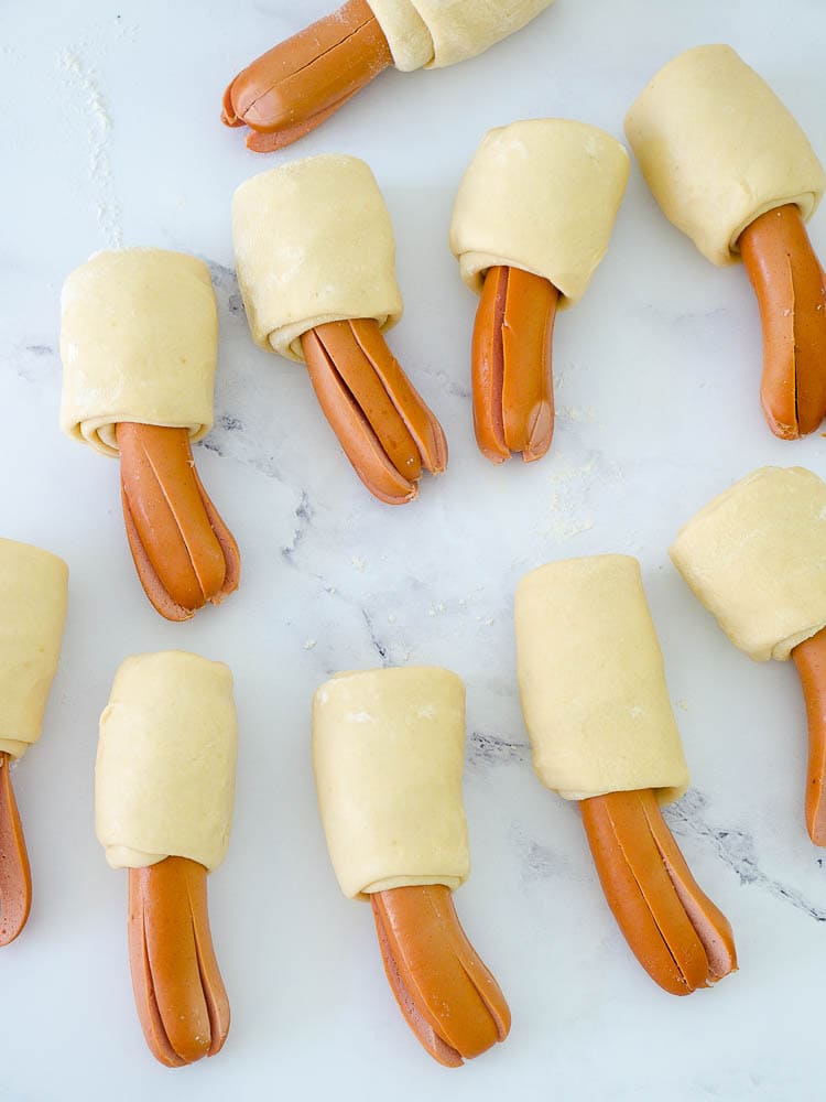 Schnelle Sausage Buns im Tintenfischlook Teigbearbeitung