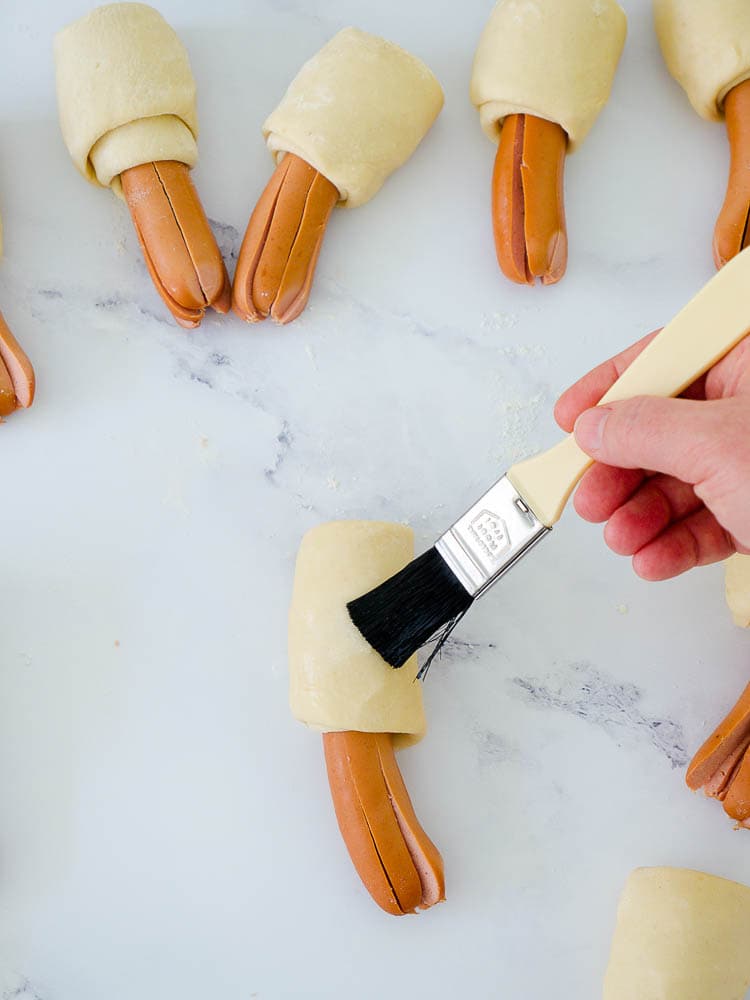 Schnelle Sausage Buns im Tintenfischlook Teigbearbeitung