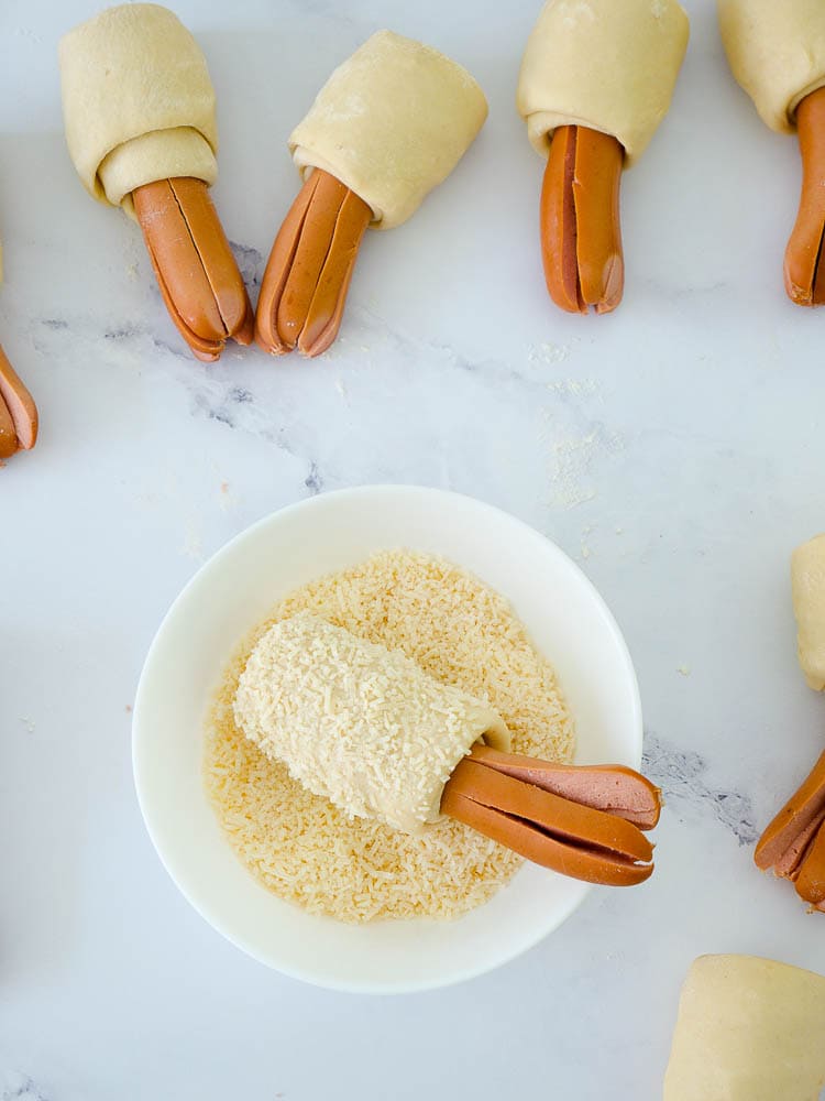 Schnelle Sausage Buns im Tintenfischlook Teigbearbeitung