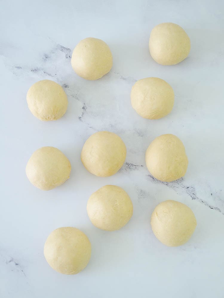 Schnelle Sausage Buns im Tintenfischlook Teigbearbeitung