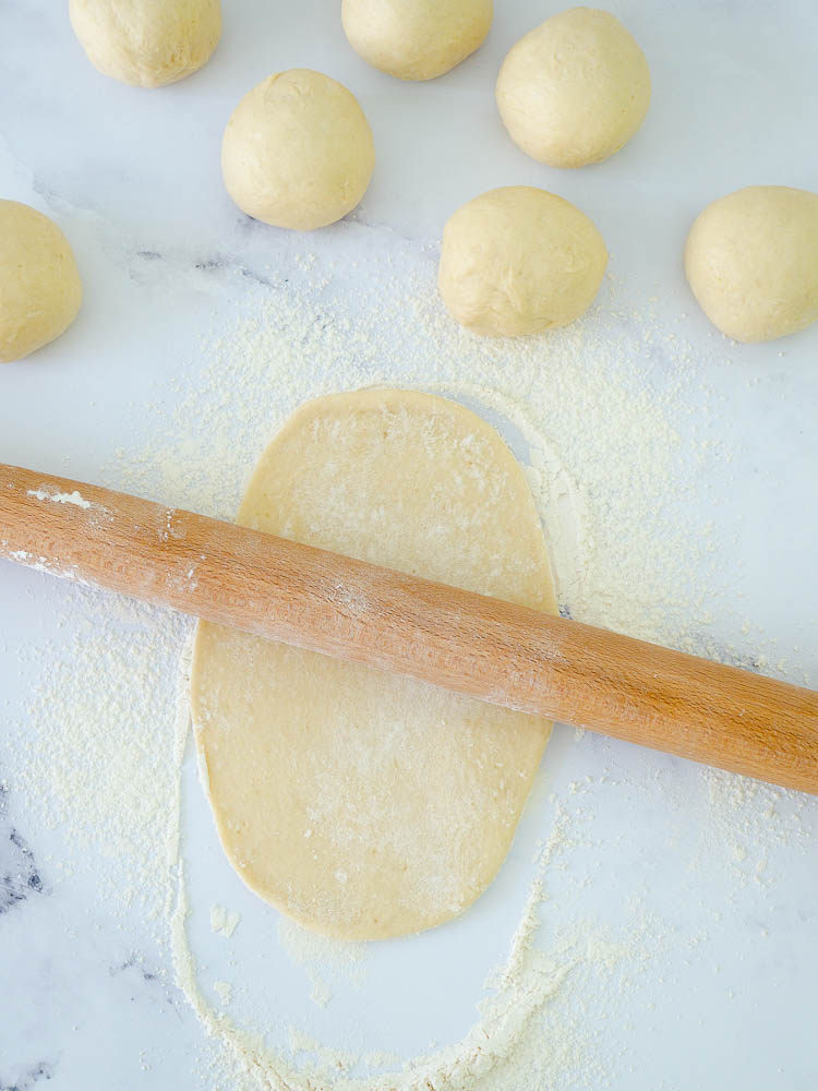 Schnelle Sausage Buns im Tintenfischlook Teigbearbeitung