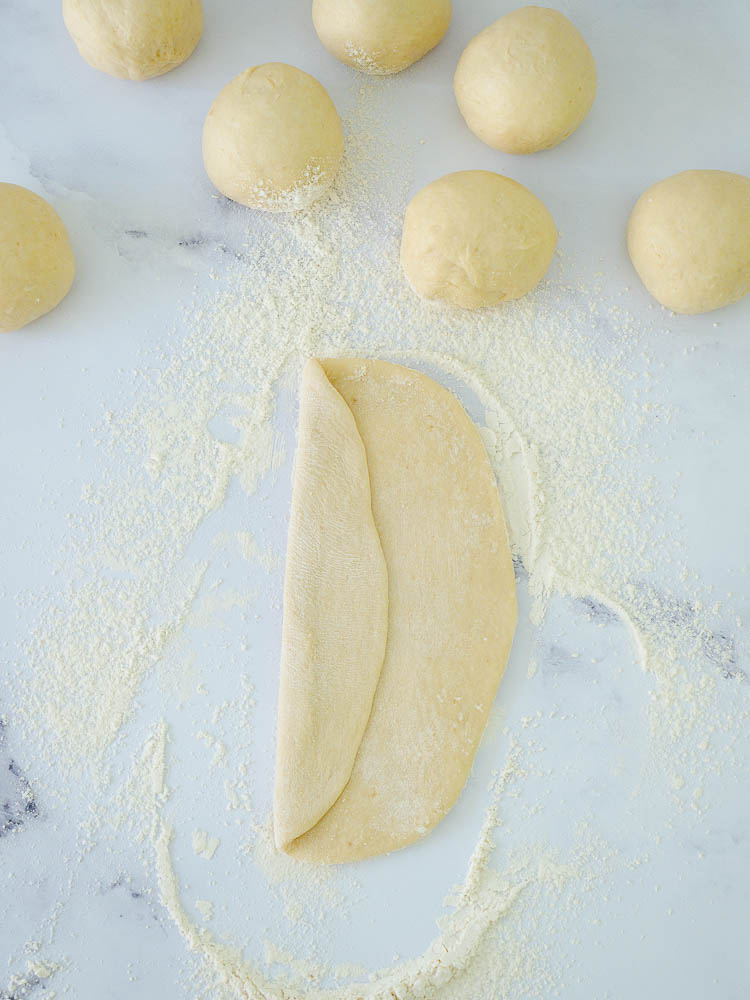 Schnelle Sausage Buns im Tintenfischlook Teigbearbeitung