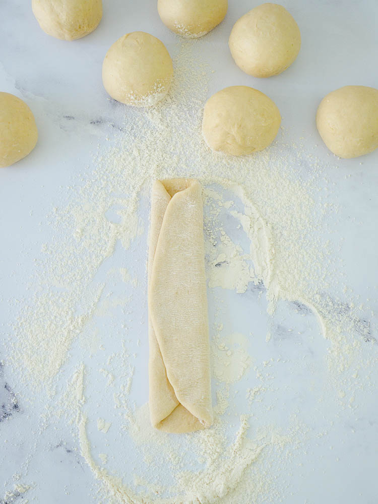 Schnelle Sausage Buns im Tintenfischlook Teigbearbeitung