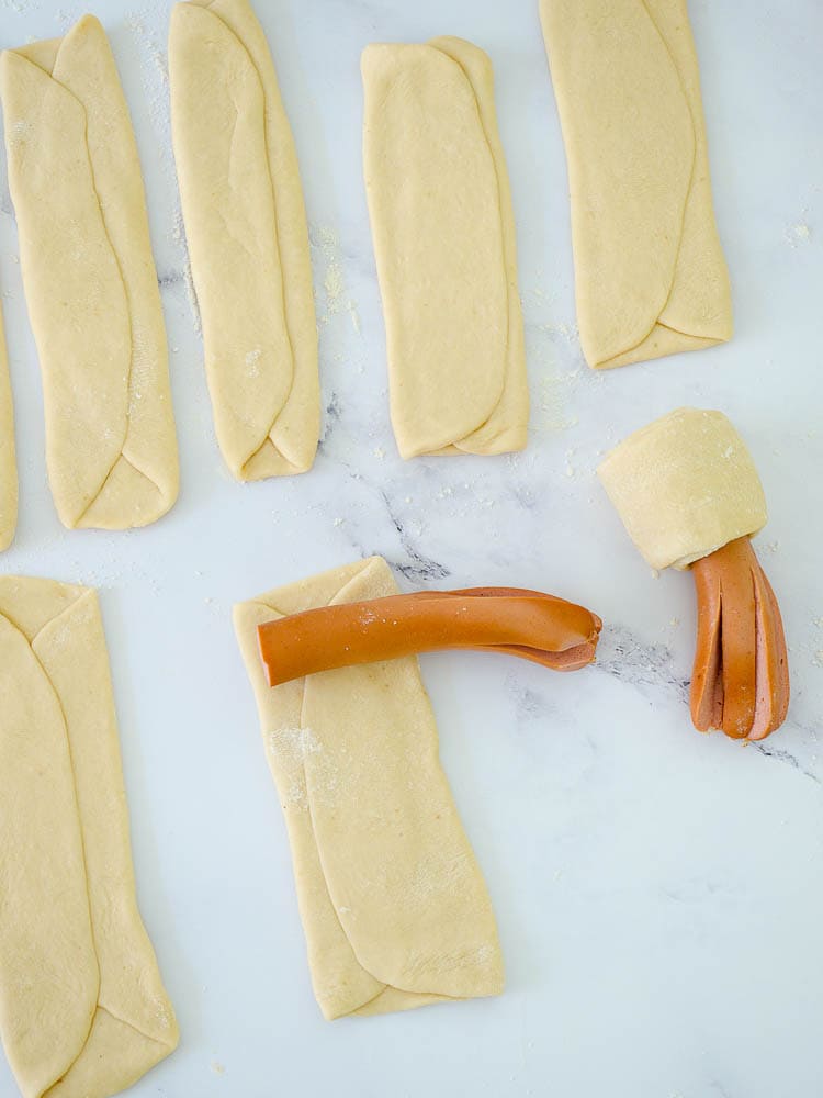 Schnelle Sausage Buns im Tintenfischlook Teigbearbeitung
