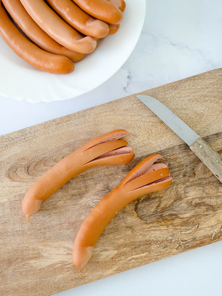 Schnelle Sausage Buns im Tintenfischlook Teigbearbeitung