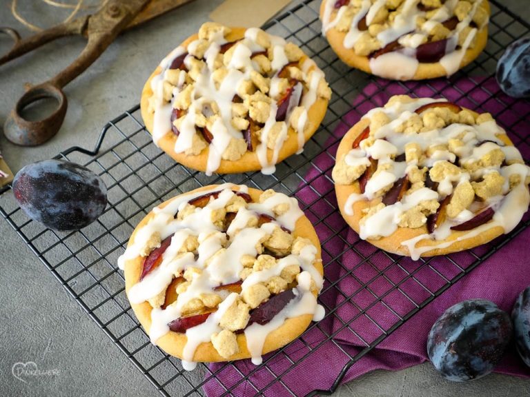 Schnelles Rezept für allerbeste, vegane Streuseltaler ohne Hefe. Mit oder ohne Thermomix schnell und einfach gemacht und himmlisch lecker!