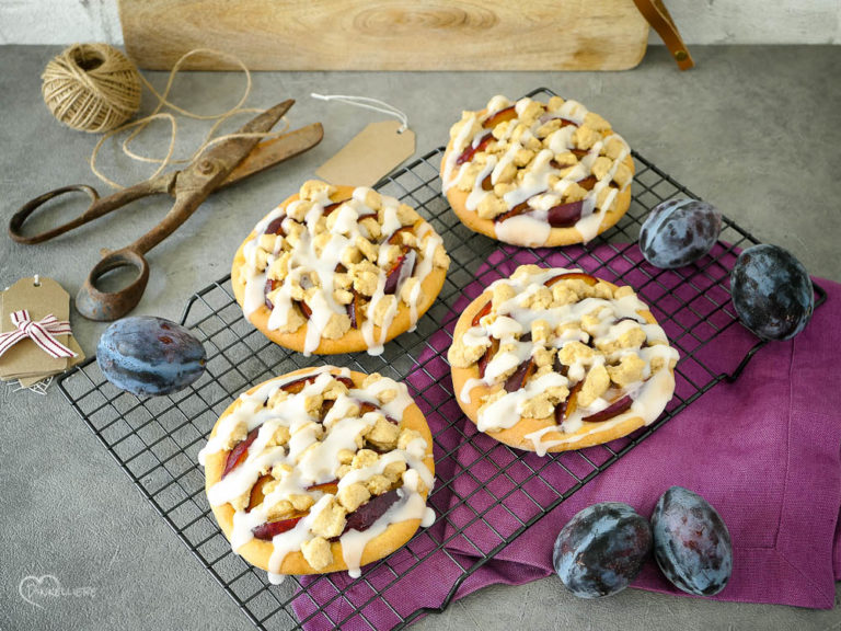 Schnelles Rezept für allerbeste, vegane Streuseltaler ohne Hefe. Mit oder ohne Thermomix schnell und einfach gemacht und himmlisch lecker!