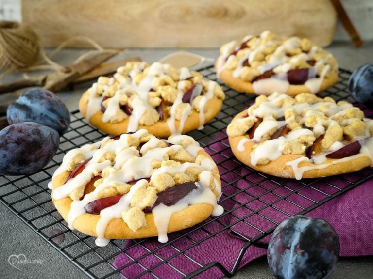 Schnelles Rezept für allerbeste, vegane Streuseltaler ohne Hefe. Mit oder ohne Thermomix schnell und einfach gemacht und himmlisch lecker!