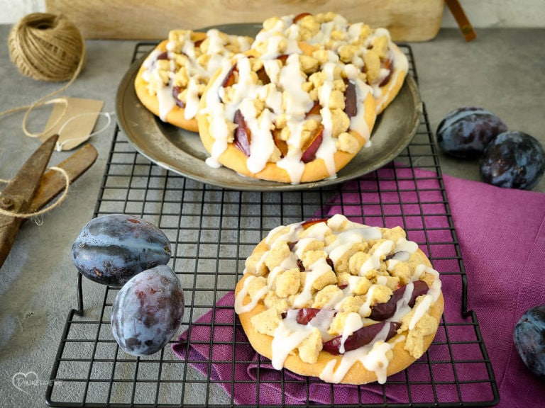 Schnelles Rezept für allerbeste, vegane Streuseltaler ohne Hefe. Mit oder ohne Thermomix schnell und einfach gemacht und himmlisch lecker!
