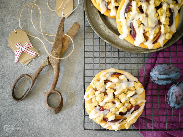 Schnelles Rezept für allerbeste, vegane Streuseltaler ohne Hefe. Mit oder ohne Thermomix schnell und einfach gemacht und himmlisch lecker!