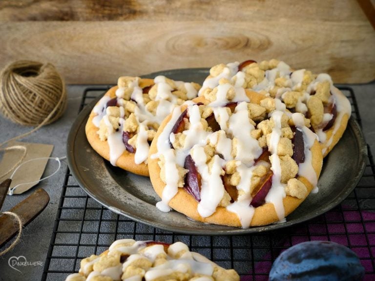 Schnelles Rezept für allerbeste, vegane Streuseltaler ohne Hefe. Mit oder ohne Thermomix schnell und einfach gemacht und himmlisch lecker!