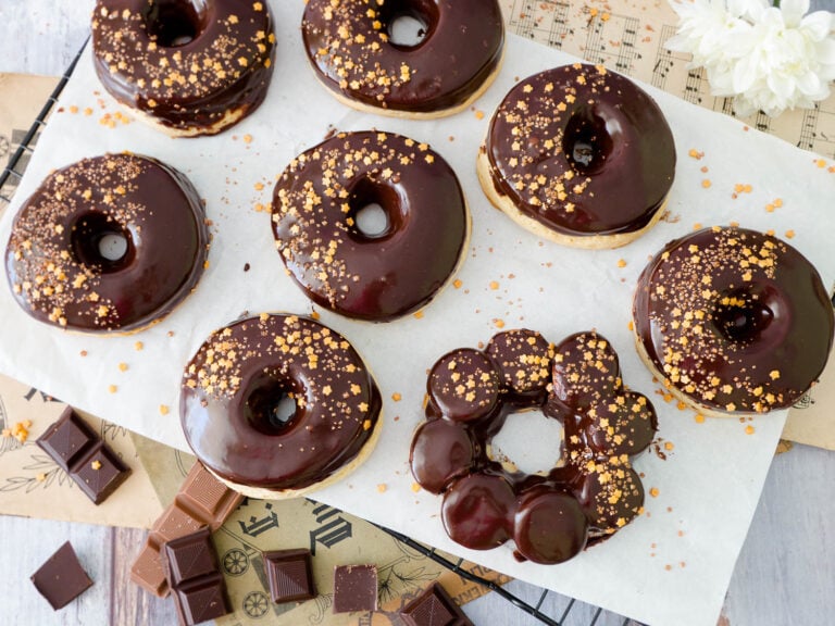 Schnelle Dinkel Vanille-Doughnuts mit Ganache