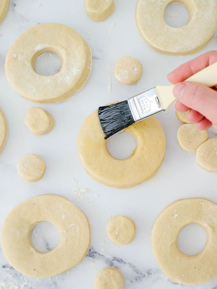 Schnelle Vanille-Dinkel-Doughnuts mit Ganache