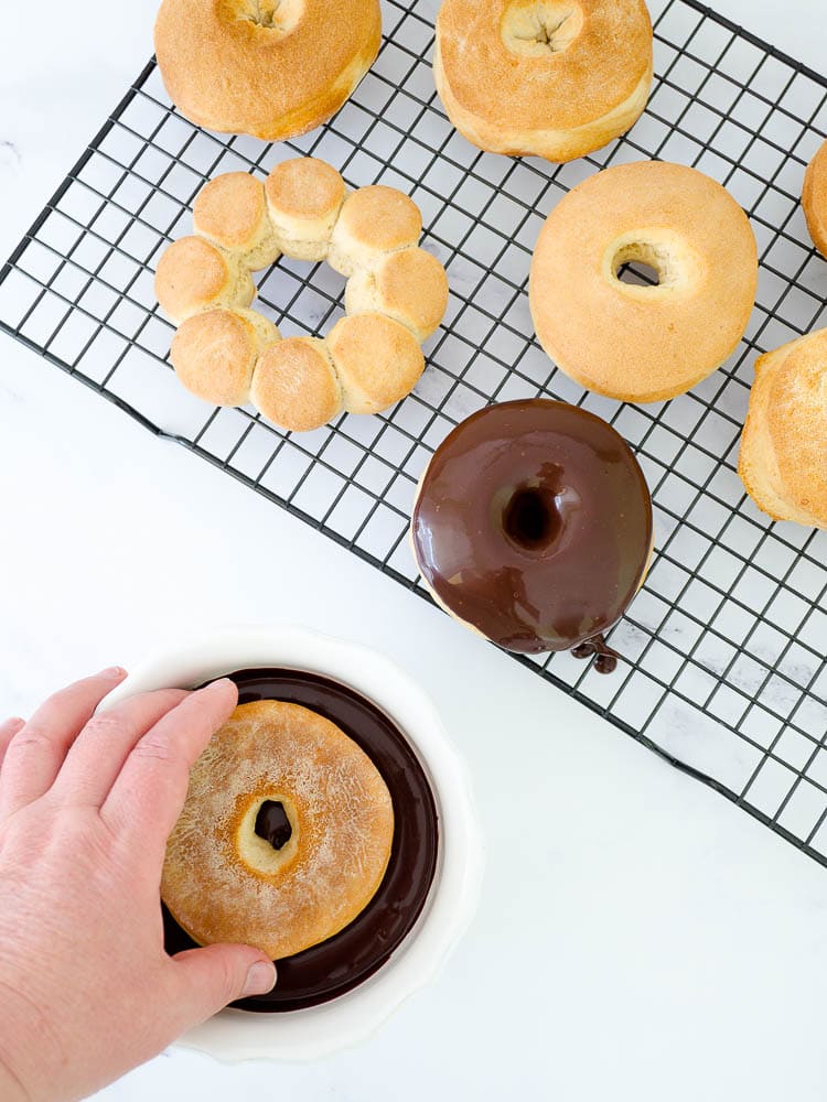 Schnelle Vanille-Dinkel-Doughnuts mit Ganache