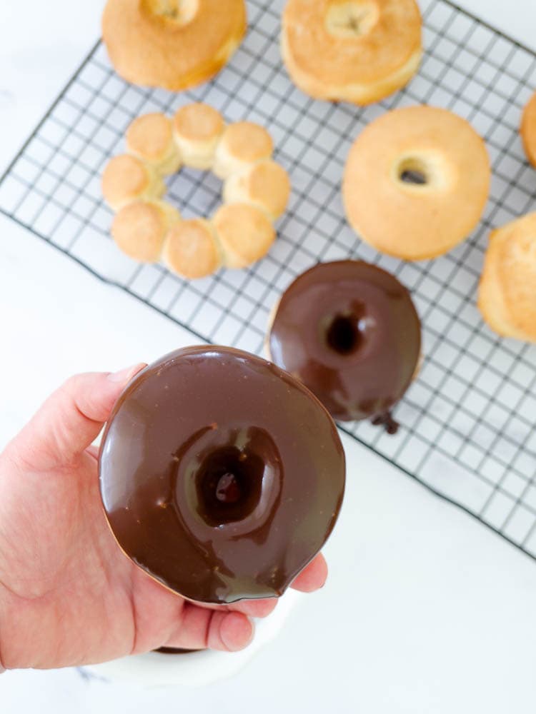Schnelle Vanille-Dinkel-Doughnuts mit Ganache