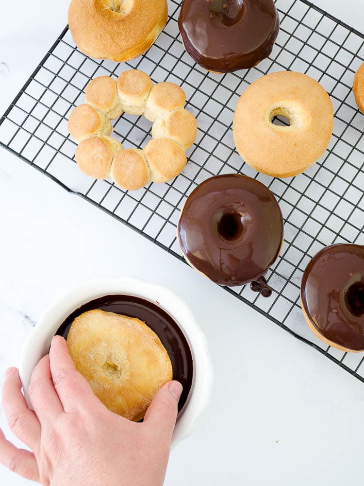 Schnelle Vanille-Dinkel-Doughnuts mit Ganache