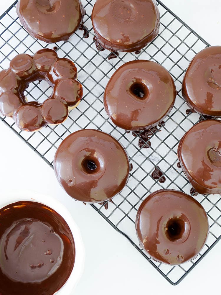 Schnelle Vanille-Dinkel-Doughnuts mit Ganache