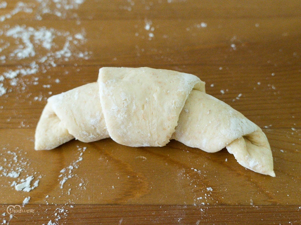 Schnelle, luftige Frühstückshörnchen mit viel Protein - Teigbearbeitung