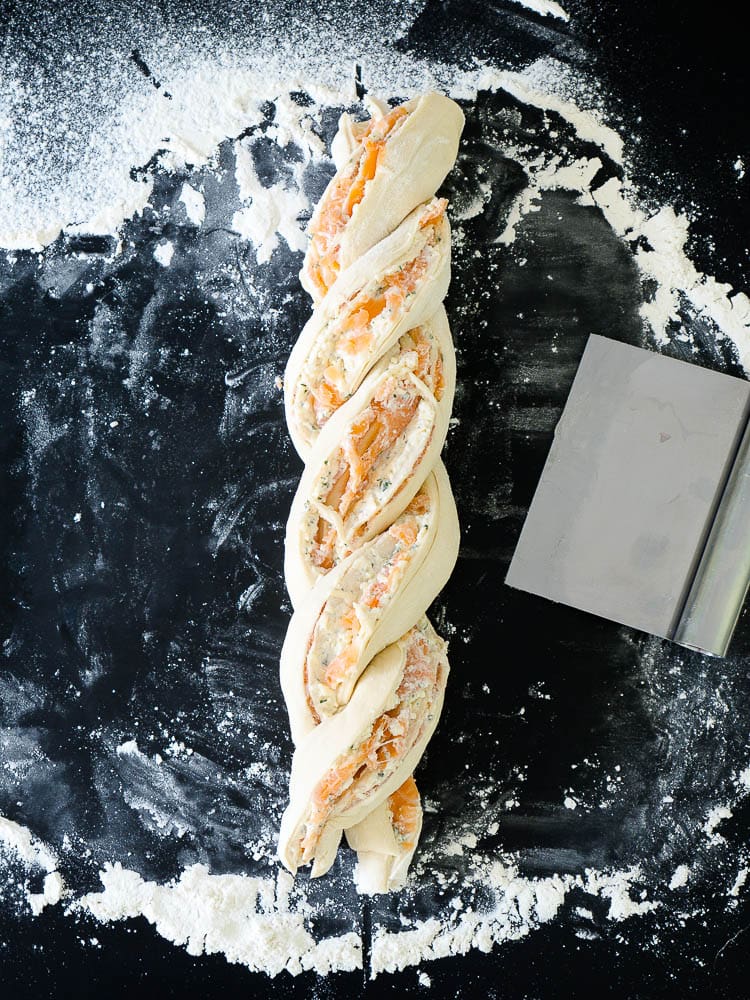 Schneller Dinkel-Lachskranz mit Zitronendip
