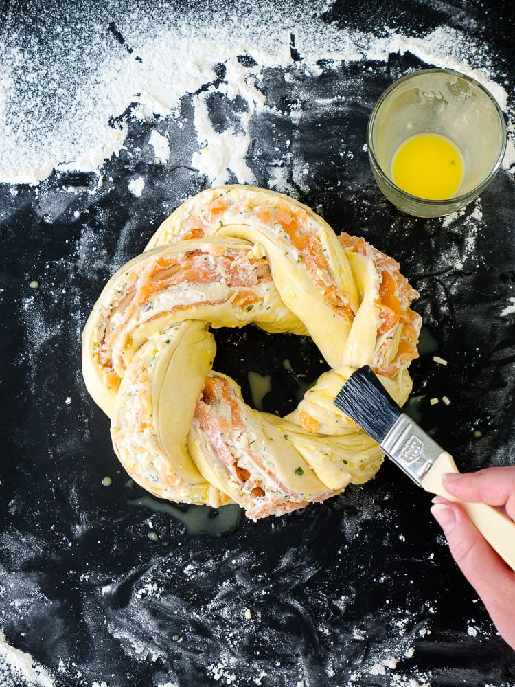 Schneller Dinkel-Lachskranz mit Zitronendip