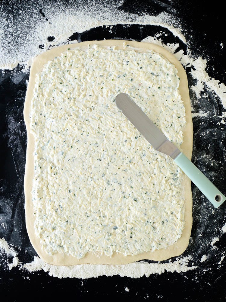 Schneller Dinkel-Lachskranz mit Zitronendip