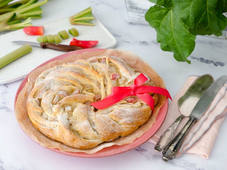 Schneller Dinkel-Rhabarberkranz mit Creamcheesefüllung