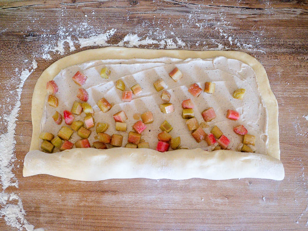 Schneller Dinkel-Rhabarberkranz mit Creamcheesefüllung Teigbearbeitung